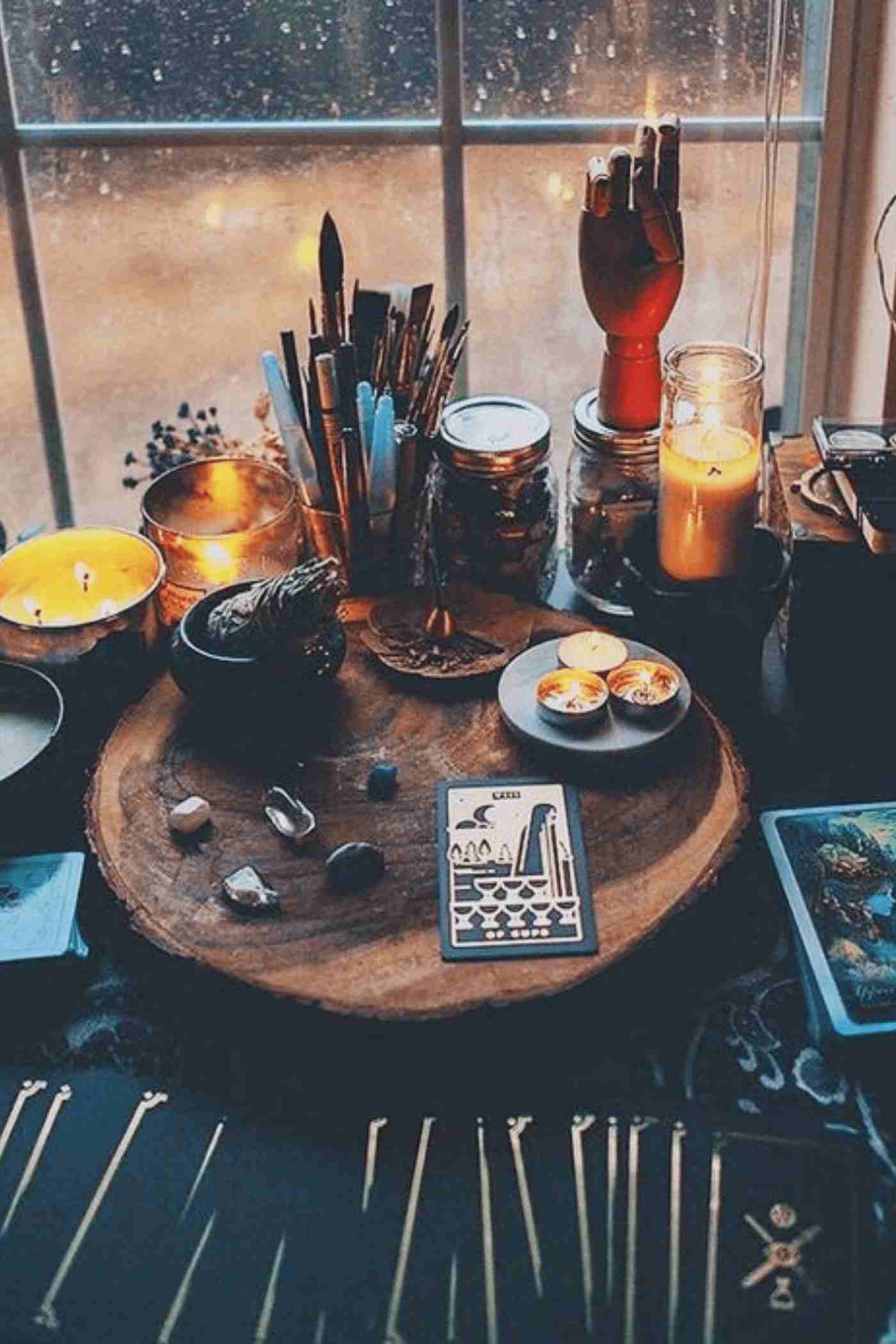 Dein persönlicher Altar – ein heiliger Raum für deine Seele Ein liebevoll gestalteter spiritueller Altar mit Kerzen, Kristallen, Blumen und persönlichen Symbolen.