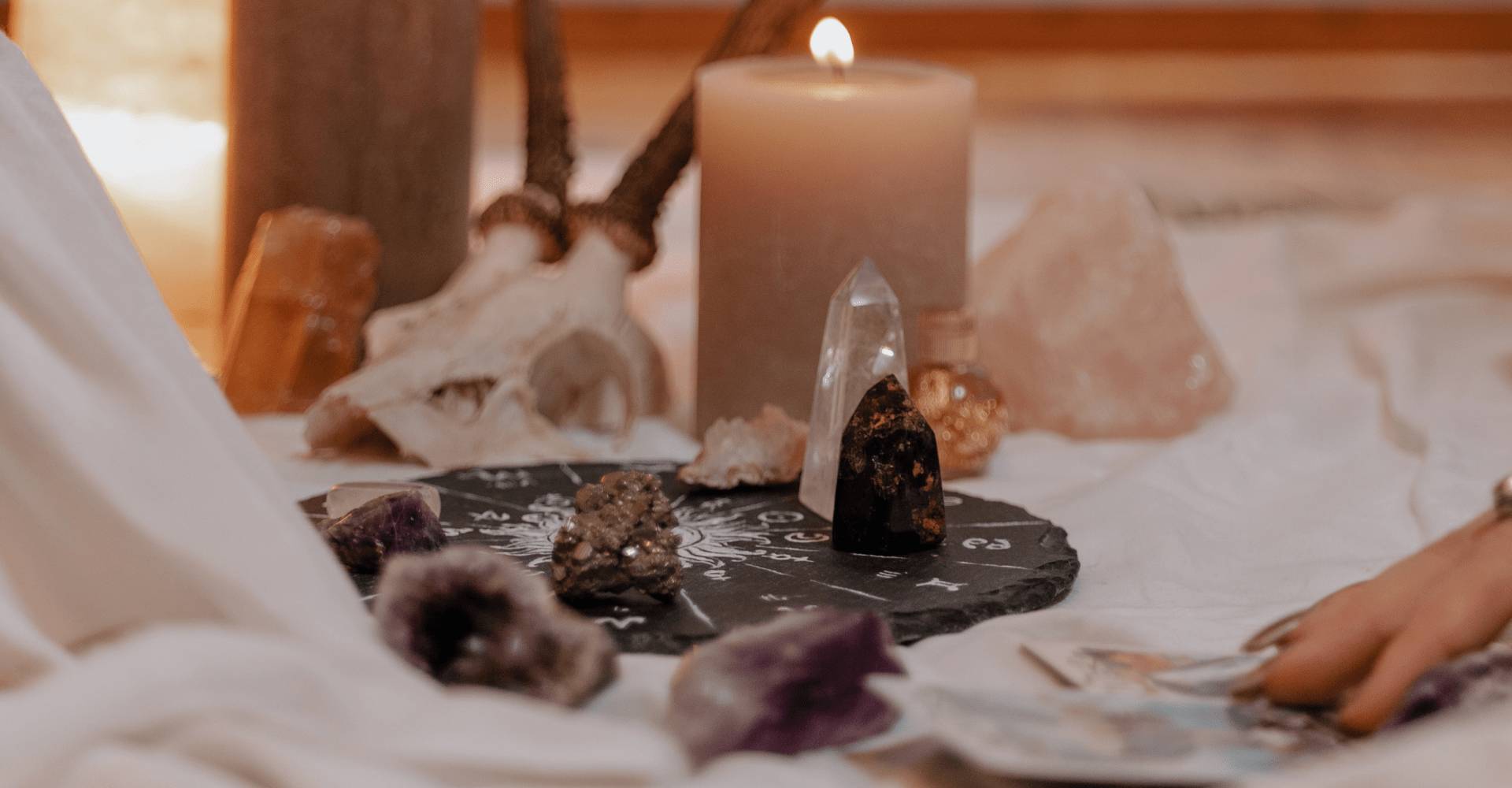 Lebensberatung – Wegweiser für persönliche Entwicklung Ein Berater spricht einfühlsam mit einer Person in einem ruhigen, freundlichen Gespräch.