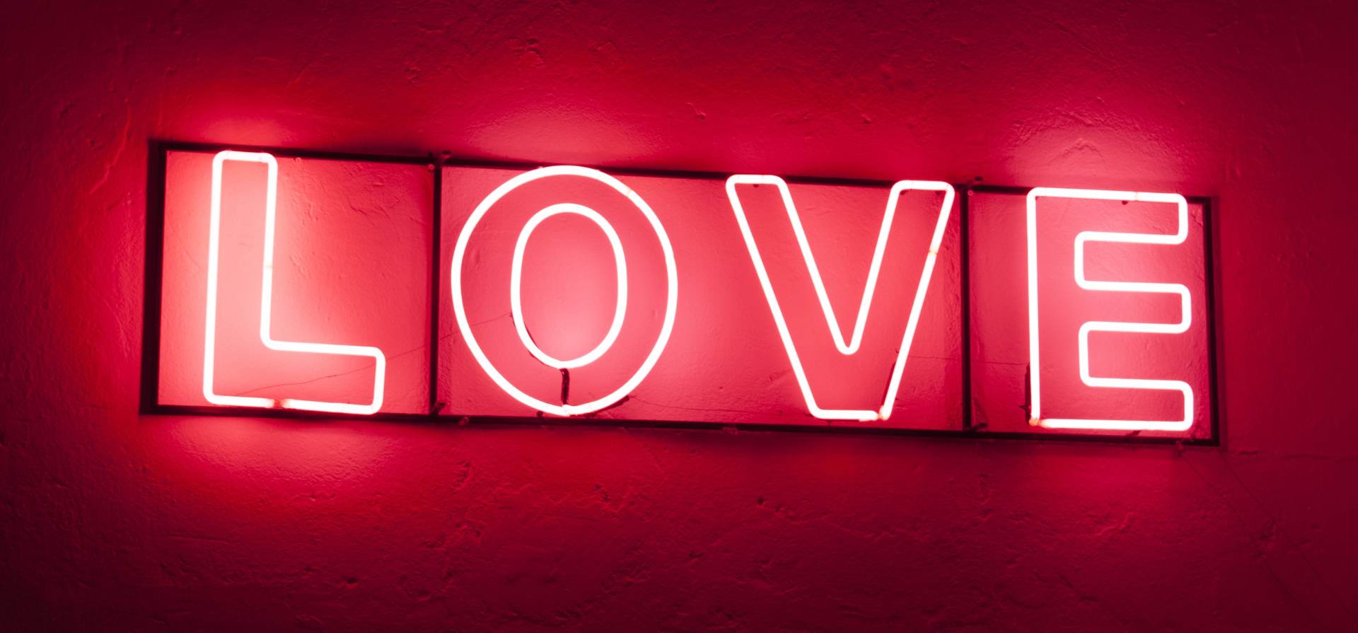 Magisches Liebesritual – Die Kraft der Liebe bewusst entfalten Ein magisches Liebesritual nutzt uralte Kräfte, um Liebe anzuziehen, zu vertiefen oder Heilung im Herzen zu bewirken.