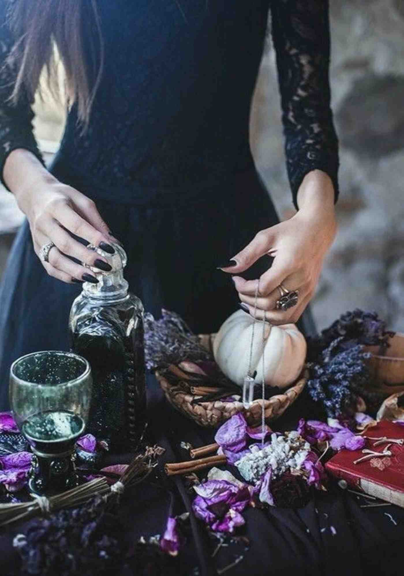 Frau mit Kristallen und Kräutern – Naturkraft spüren Eine Frau hält in ihren Händen bunte Kristalle und frische Kräuter, umgeben von sanftem Licht in einer natürlichen Umgebung.