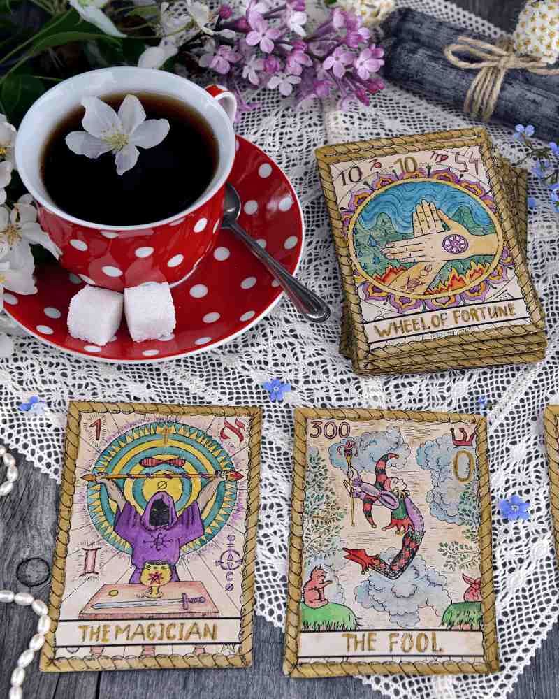 Tassiomantie – Die Kunst der Teeblätterdeutung Eine Tasse mit aufgegossenem Tee und sichtbaren Teeblättern, die für die Tassiomantie gelesen werden.